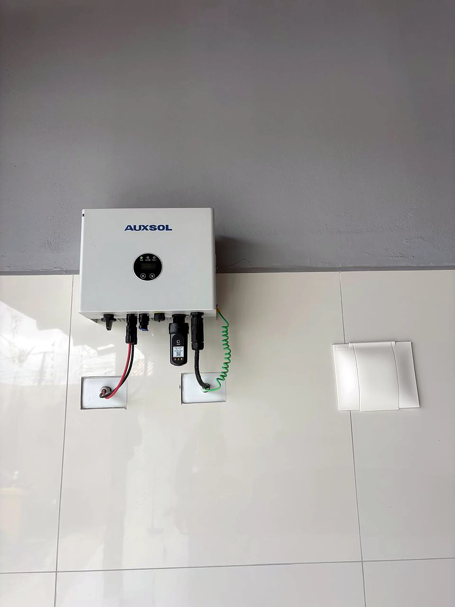 Inversor solar instalado em parede