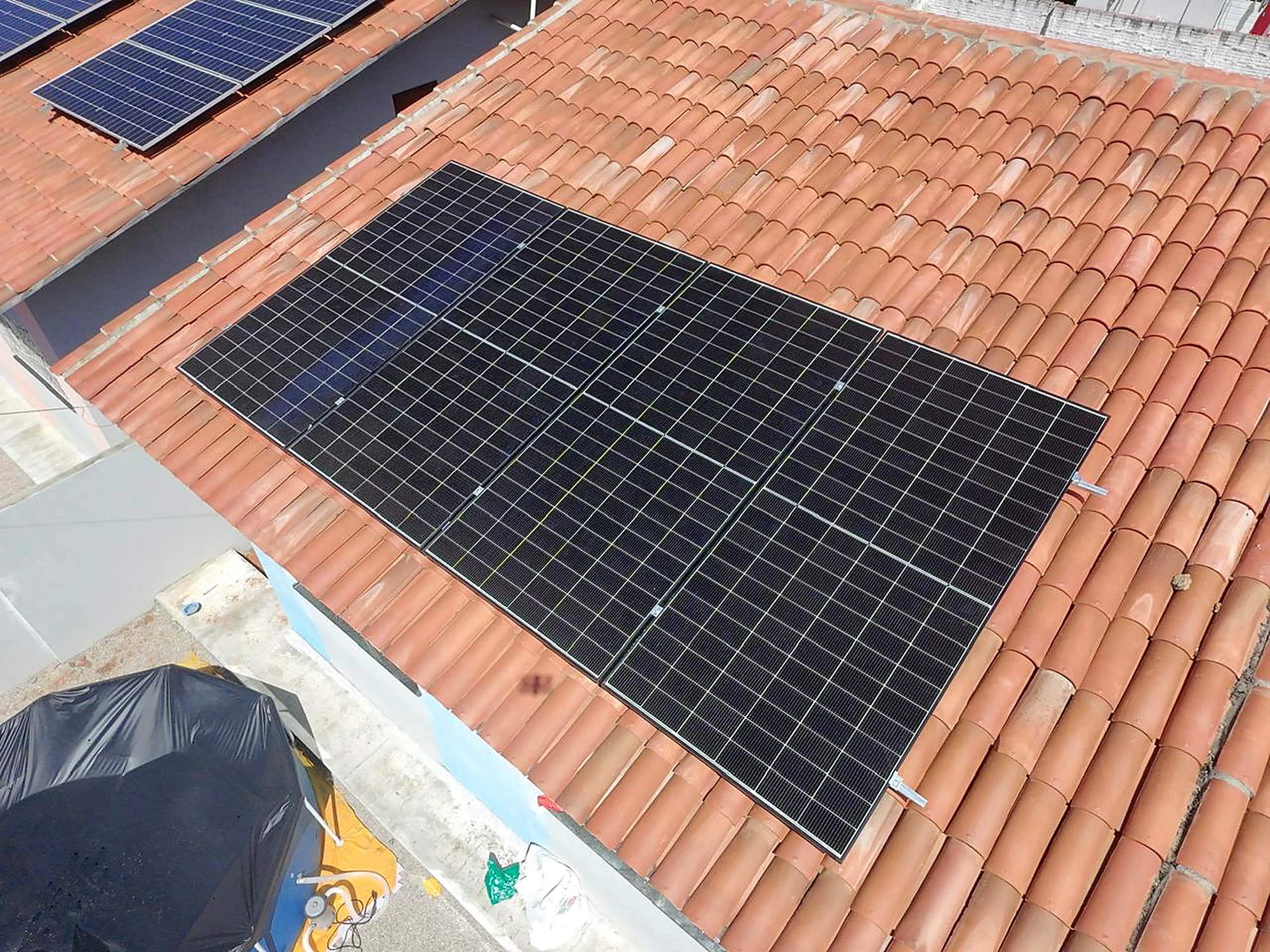 Painel solar instalado em telhado de cerâmica
