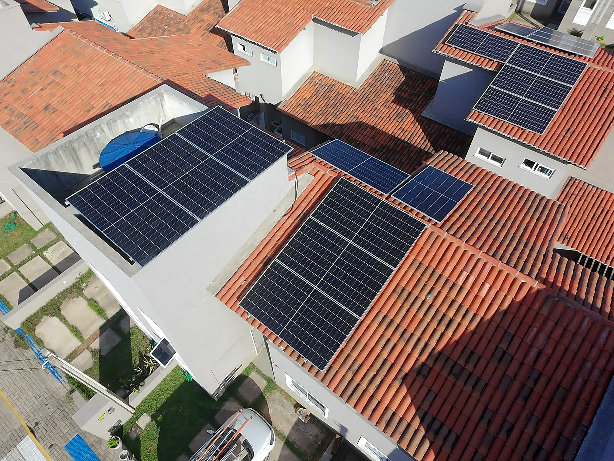 Vista aérea de residências com painéis solares instalados
